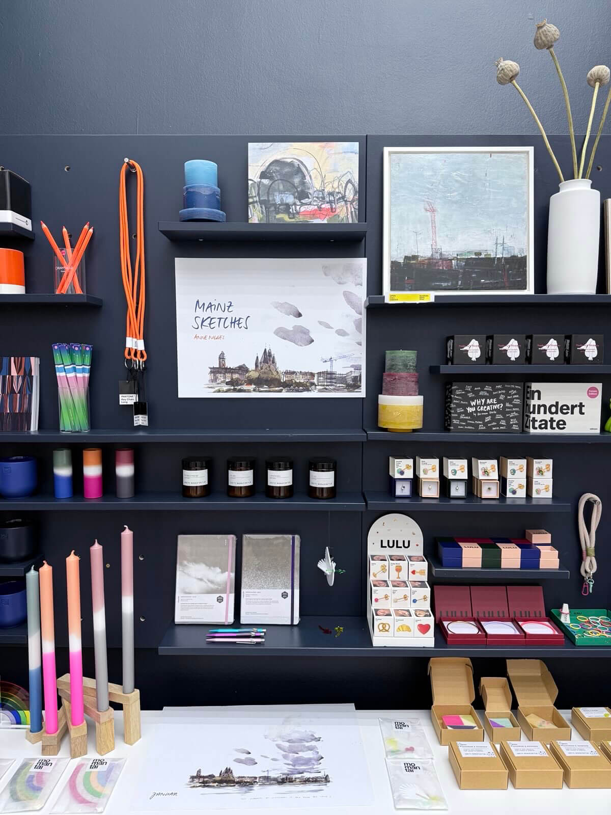 Ansicht Kunsthalle Mainz Shop mit Kalender Ansicht Kunsthalle Mainz Shop mit Kalender und Bildern von Anne Nilges
