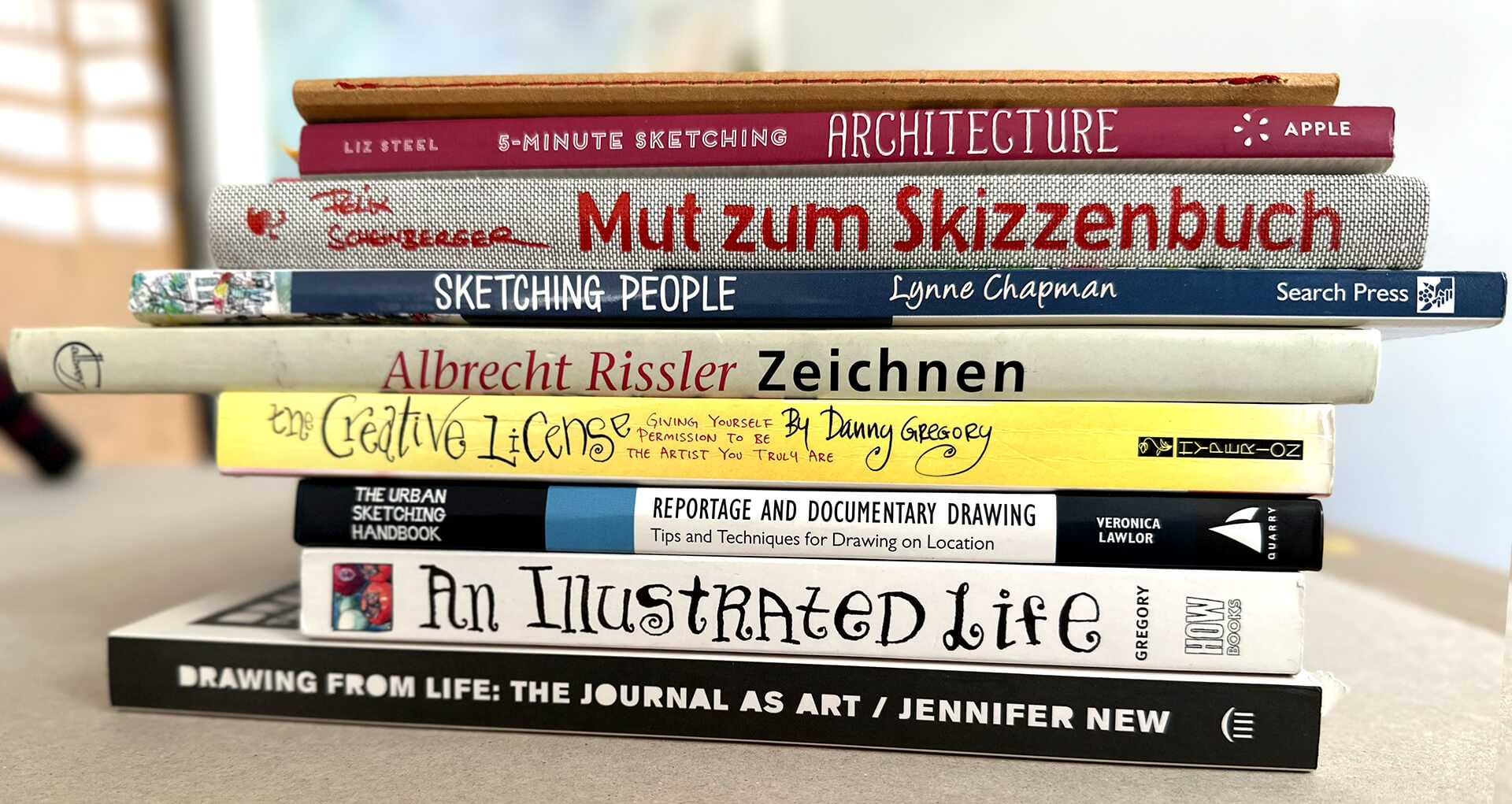 Stapel mit Büchern über Skizzenbücher